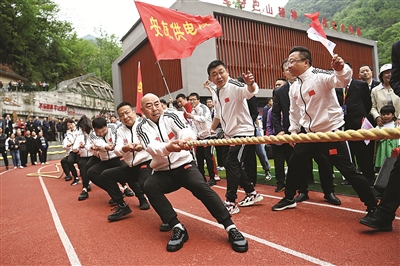 “体育列车”奔驰在巴山 “体育列车”奔驰在巴山