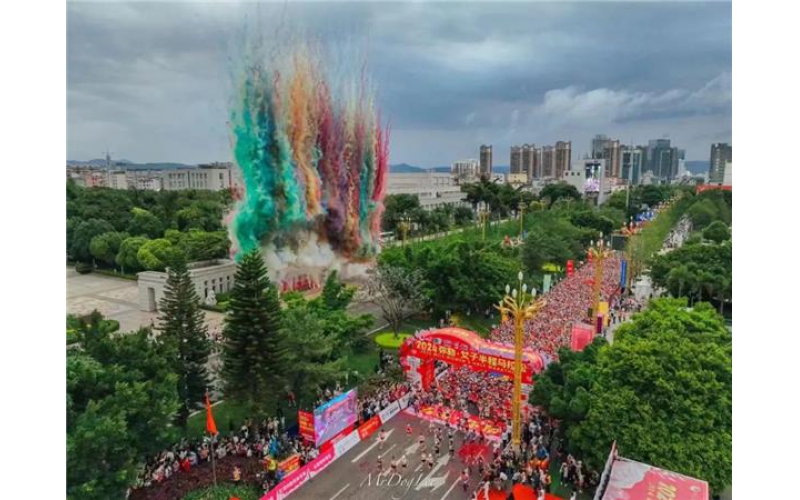 漫天“花瓣雨” 燃情“5·19”！2024弥勒·女子半程马拉松浪漫开跑