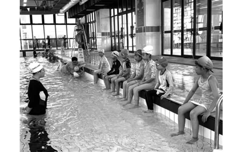 浙江嘉兴为2万多名学生开展游泳公益培训 培训游泳技能 筑牢安全防线